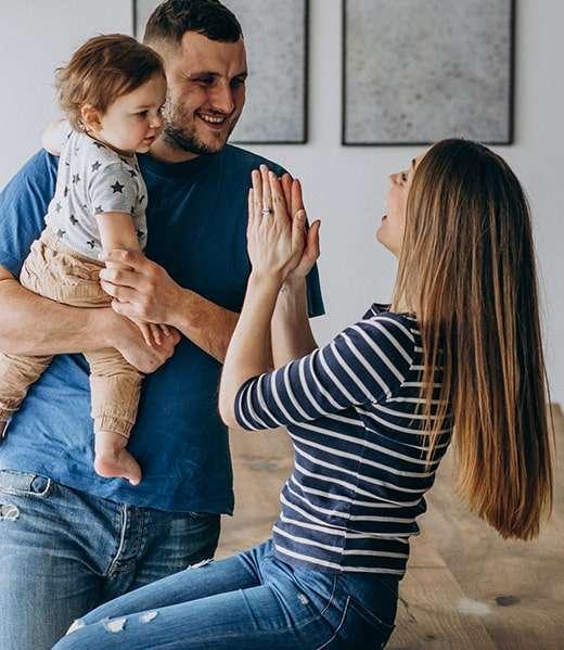 Glückliche Familie in sauberem Zuhause – Zuverlässige Gebäudereinigung in Tübingen, Stuttgart und Reutlingen